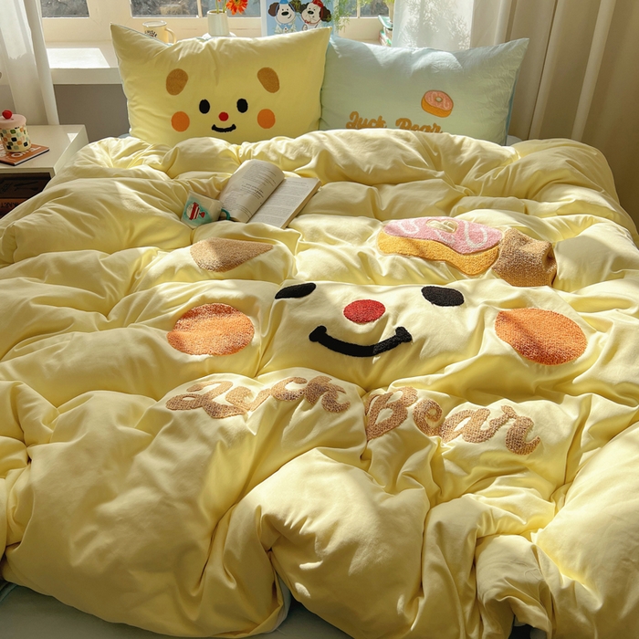 91家纺网 家纺一手货源 找家纺 顾里家纺 2025新款甜系表情包云朵棉毛巾绣四件套 幸运熊