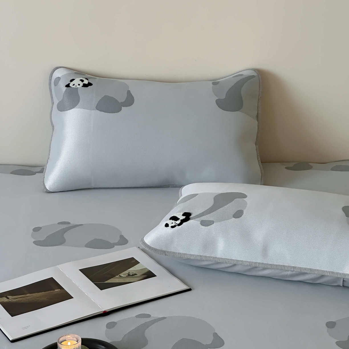 91家纺网 家纺一手货源 找家纺 2025新款抗菌防螨熊猫系列毛巾绣提花冰丝养生席-终版 熊猫躺赢 床席