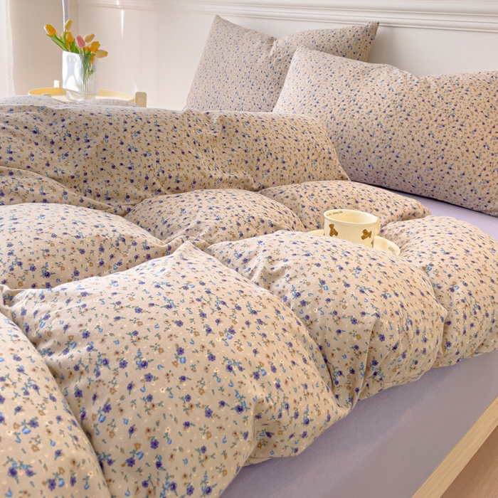 91家纺网 家纺一手货源 找家纺 伊嫚家居 新款日式新品全棉针织棉A类活性印花四件套天竺棉小碎花复古亲肤被罩床笠款套件 紫黛花语