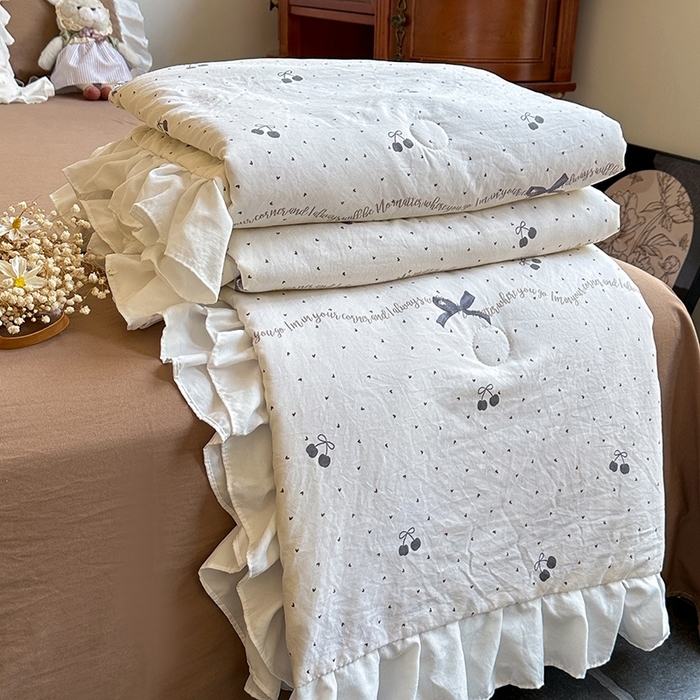 91家纺网 家纺一手货源 找家纺 （总）亿品家纺 2025新款直播韩版赫本风法式花边款夏被四件套（提供买家秀）