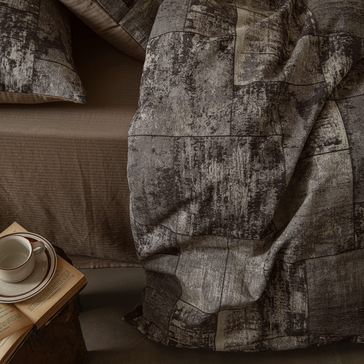 91家纺网 家纺一手货源 找家纺 云上 2025全棉色织大提花床品·侘寂空间   空间-金