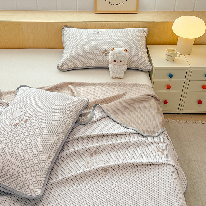 91家纺网 家纺一手货源 找家纺 雪鲨家纺  2025新款凉豆豆夏凉被空调被冰豆豆夏被可机洗礼品跑量A类 小熊咖