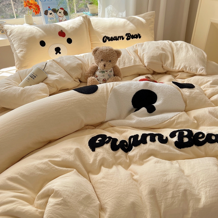 91家纺网 家纺一手货源 找家纺 顾里家纺 2025新款甜系表情包云朵棉毛巾绣四件套 梦想熊