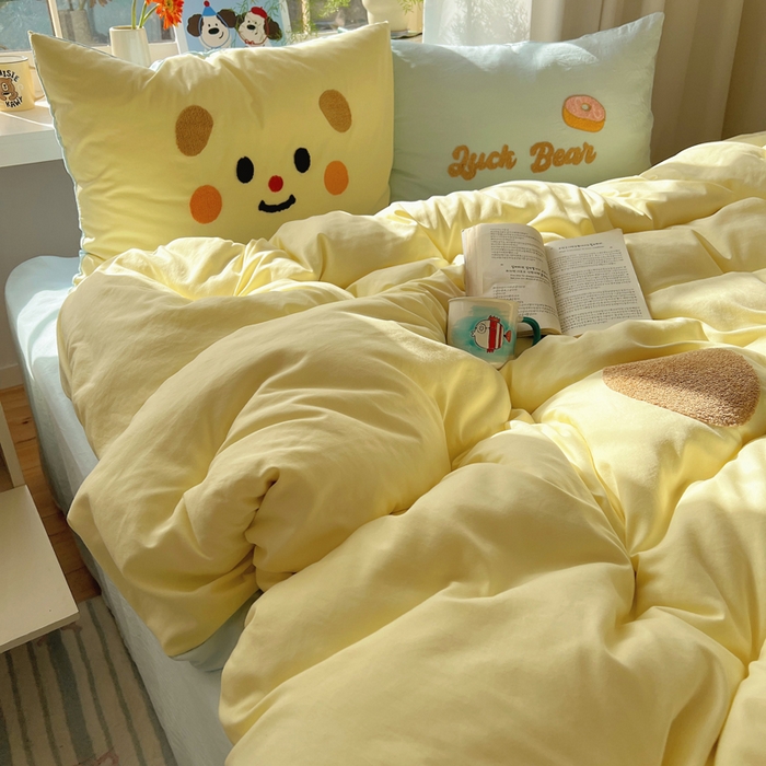 91家纺网 家纺一手货源 找家纺 顾里家纺 2025新款甜系表情包云朵棉毛巾绣四件套 幸运熊