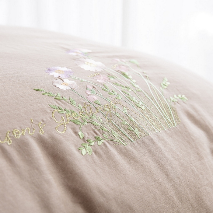 91家纺网 家纺一手货源 找家纺 鲁爱家纺供货 2025新款全棉双层纱绣花四件套 初语-月色咖