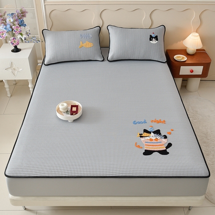 91家纺网 家纺一手货源 找家纺 炫拼  2025新款A类凉豆豆华夫格卡通绣花床笠款三件套 爱吃鱼的猫