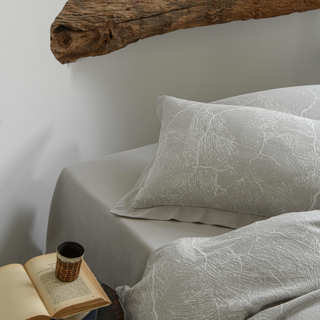 91家纺网 家纺一手货源 找家纺 云上 2025全棉提花床品系列·冰裂   色织冰裂-浅灰