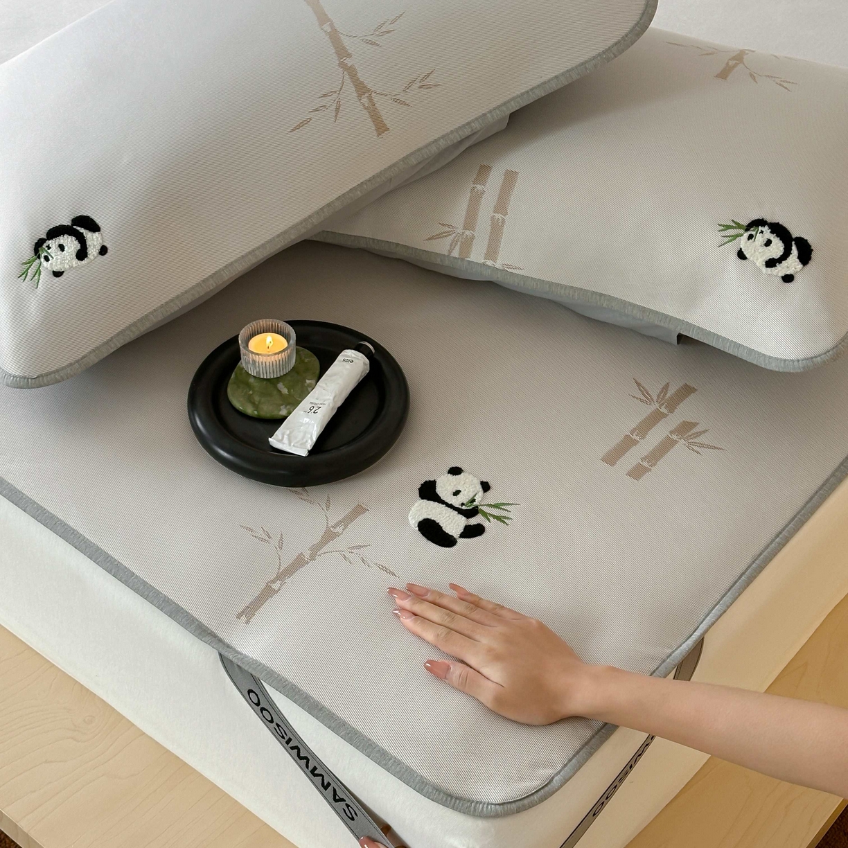 91家纺网 家纺一手货源 找家纺 2025新款抗菌防螨熊猫系列毛巾绣提花冰丝养生席-终版 熊猫高升床席