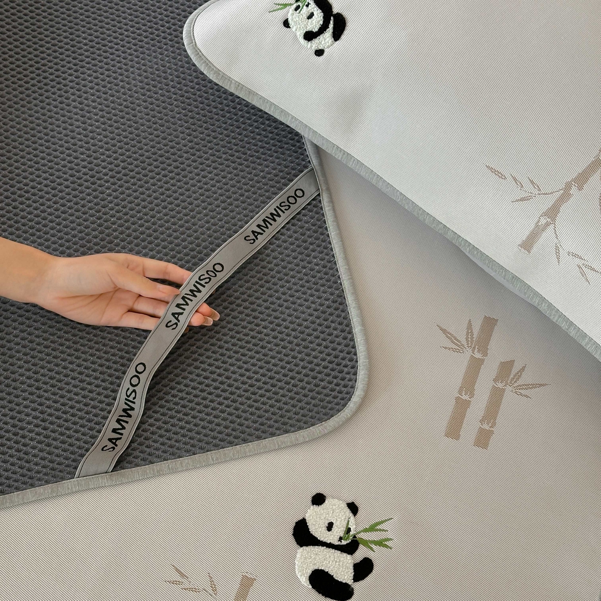 91家纺网 家纺一手货源 找家纺 2025新款抗菌防螨熊猫系列毛巾绣提花冰丝养生席-终版 熊猫高升床席