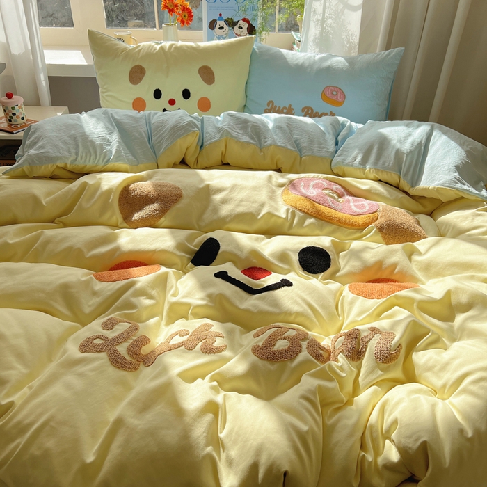 91家纺网 家纺一手货源 找家纺 顾里家纺 2025新款甜系表情包云朵棉毛巾绣四件套 幸运熊