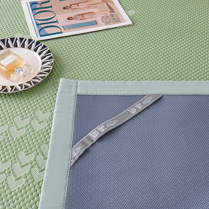 91家纺网 家纺一手货源 找家纺 尚品凤凰2025新款凉感床裙渐变色豆豆席床裙凉席直角席 凉席席子 爱心直角  绿