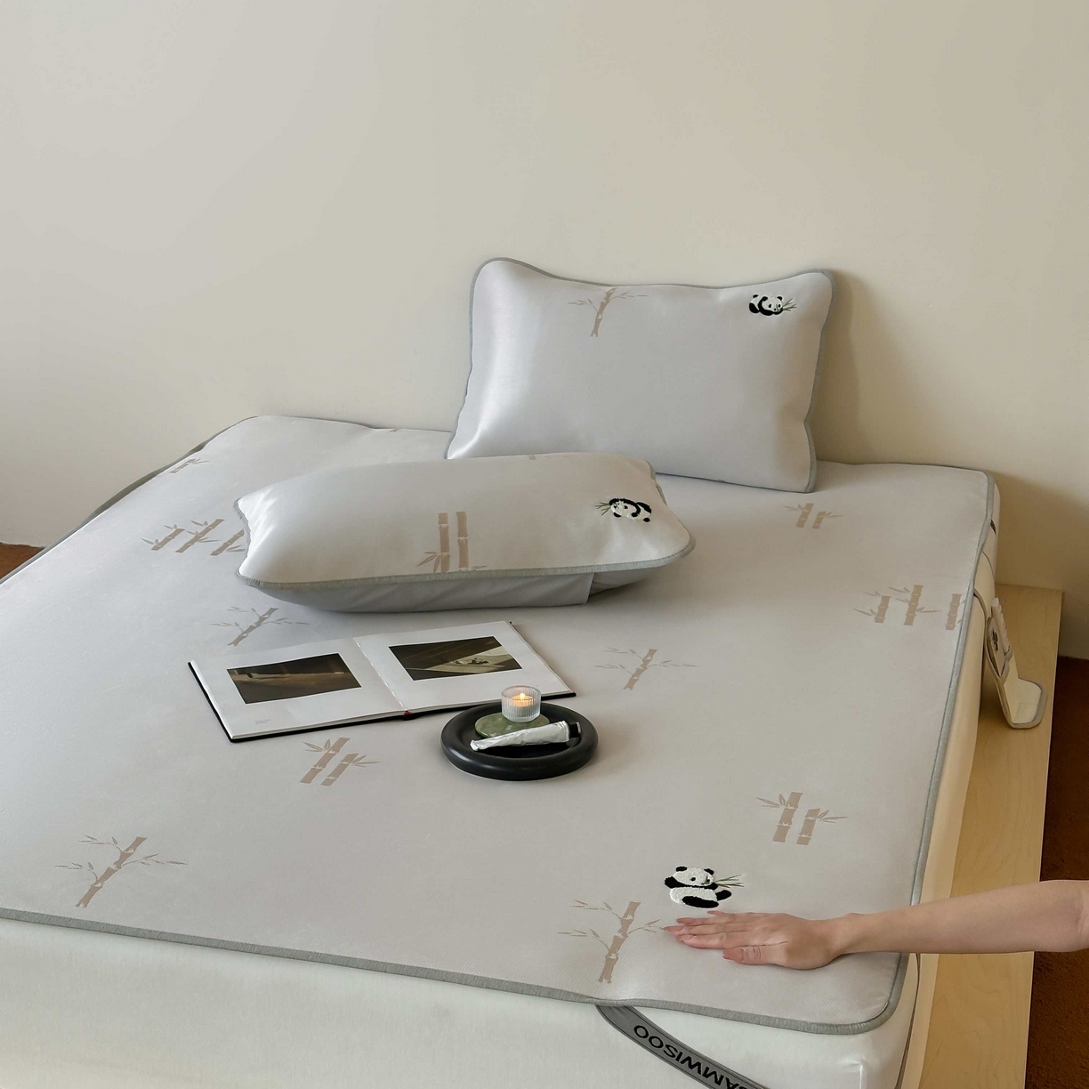 91家纺网 家纺一手货源 找家纺 2025新款抗菌防螨熊猫系列毛巾绣提花冰丝养生席-终版 熊猫高升床席