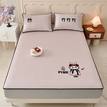 91家纺网 家纺一手货源 找家纺 炫拼  2025新款A类凉豆豆华夫格卡通绣花床笠款三件套 名媛兔