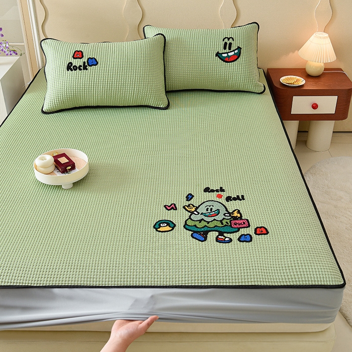 91家纺网 家纺一手货源 找家纺 炫拼  2025新款A类凉豆豆华夫格卡通绣花床笠款三件套 最靓的树