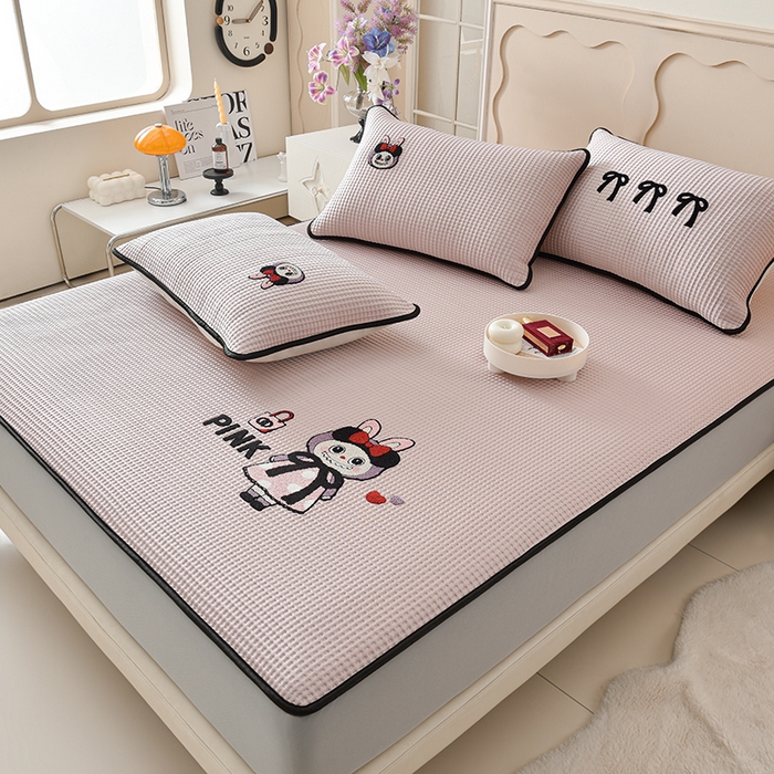 91家纺网 家纺一手货源 找家纺 炫拼  2025新款A类凉豆豆华夫格卡通绣花床笠款三件套 名媛兔