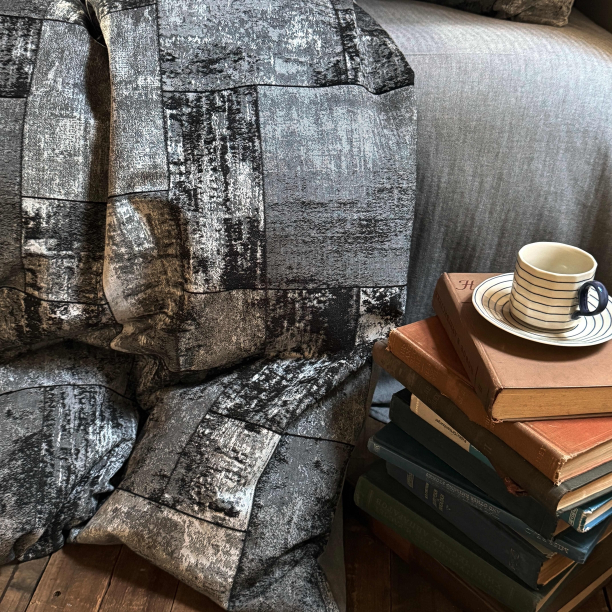 91家纺网 家纺一手货源 找家纺 云上 2025全棉色织大提花床品·侘寂空间   空间-黑灰