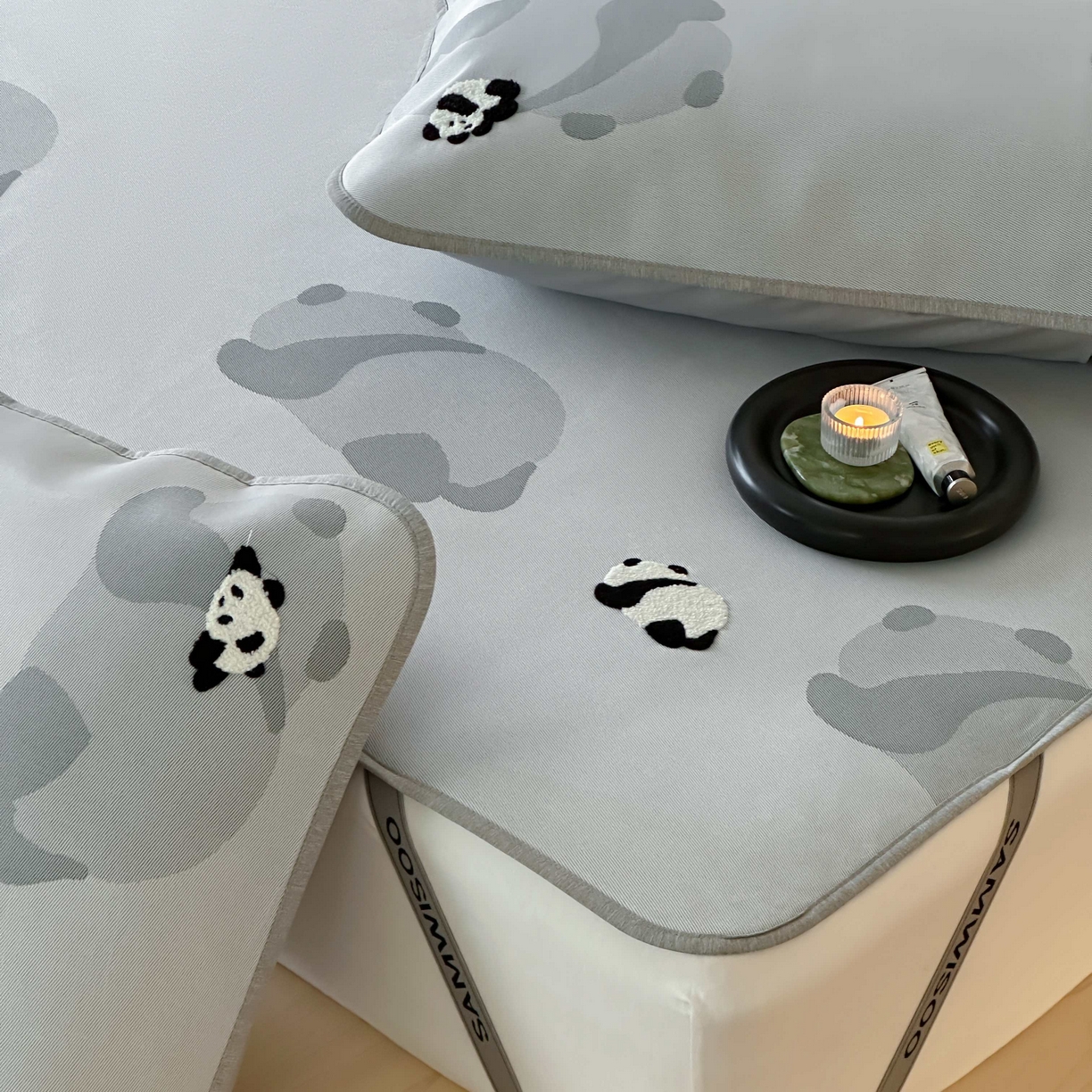 91家纺网 家纺一手货源 找家纺 2025新款抗菌防螨熊猫系列毛巾绣提花冰丝养生席-终版 熊猫躺赢 床席