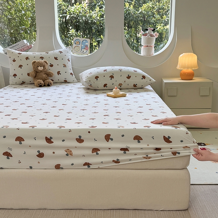 91家纺网 家纺一手货源 找家纺 十一家居 2025新款ins韩系卡通印花亲肤水洗棉床笠 焦糖蘑菇