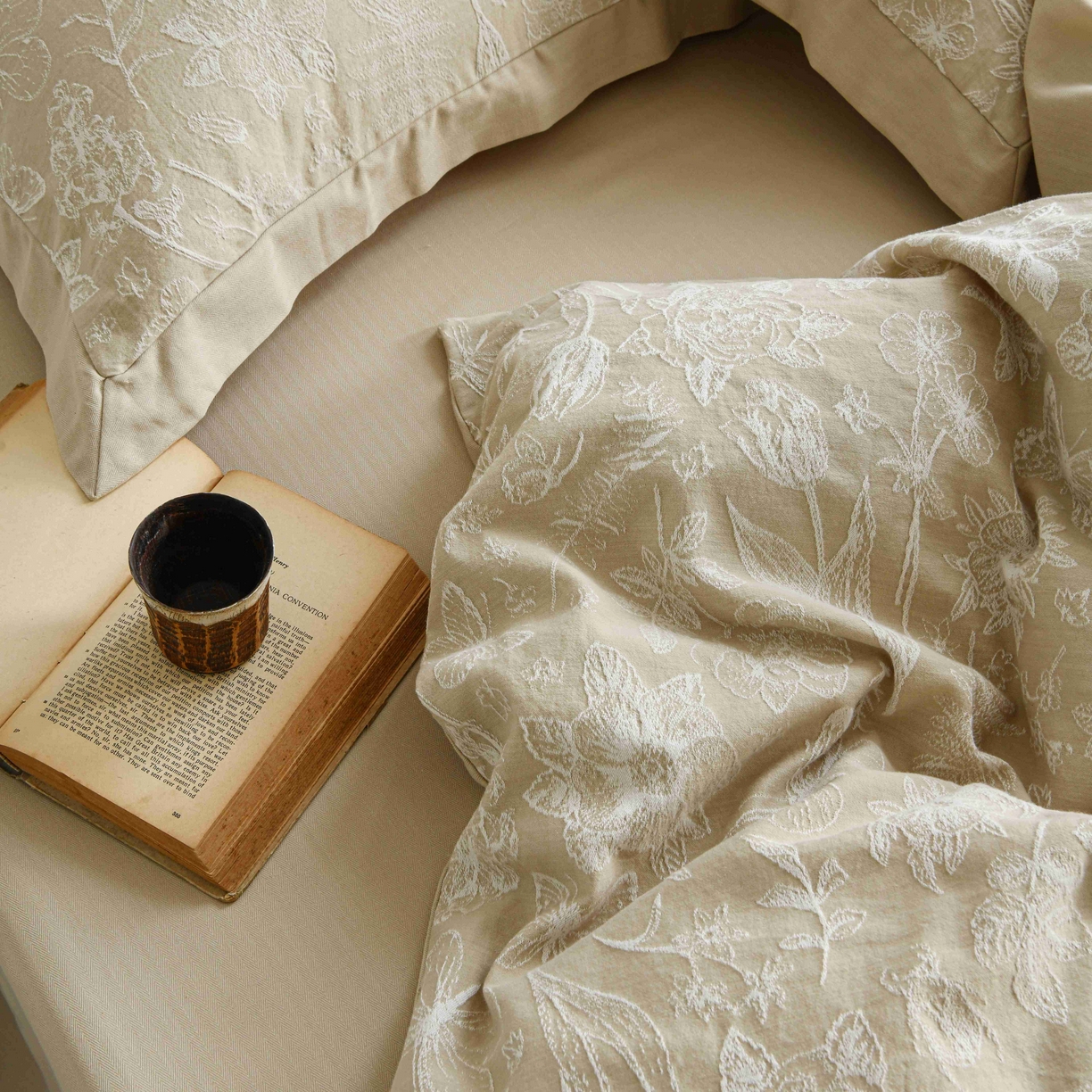 91家纺网 家纺一手货源 找家纺 云上 2025全棉提花床品系列·蝶舞花间 蝴蝶-卡其