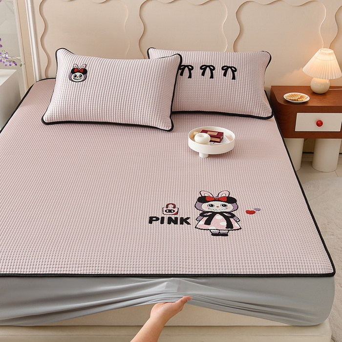 91家纺网 家纺一手货源 找家纺 炫拼  2025新款A类凉豆豆华夫格卡通绣花床笠款三件套 名媛兔