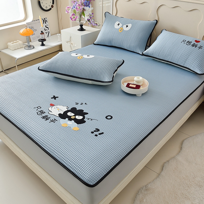 91家纺网 家纺一手货源 找家纺 炫拼  2025新款A类凉豆豆华夫格卡通绣花床笠款三件套 躺平企鹅