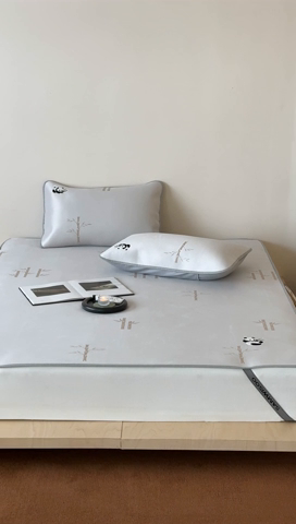 91家纺网 家纺一手货源 找家纺 2025新款抗菌防螨熊猫系列毛巾绣提花冰丝养生席-终版 熊猫高升床席