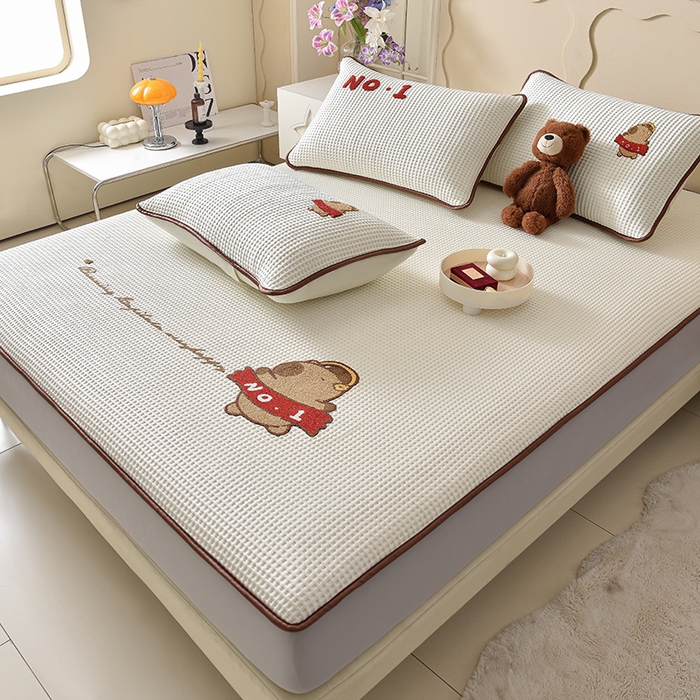 91家纺网 家纺一手货源 找家纺 炫拼  2025新款A类凉豆豆华夫格卡通绣花床笠款三件套 快乐的卡皮