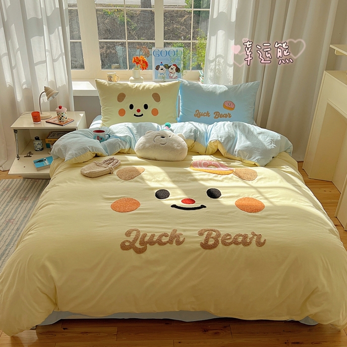 91家纺网 家纺一手货源 找家纺 顾里家纺 2025新款甜系表情包云朵棉毛巾绣四件套 幸运熊