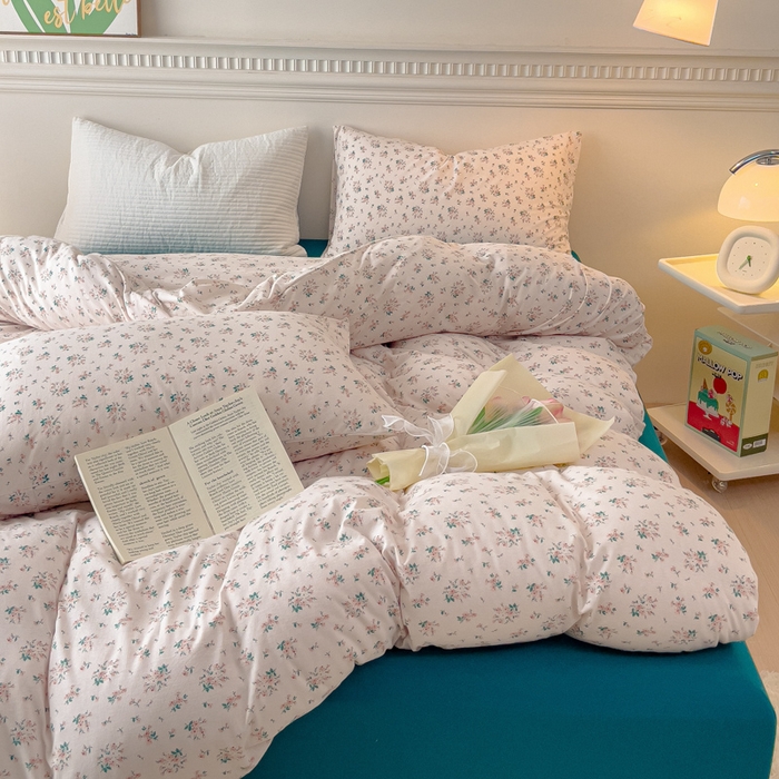 91家纺网 家纺一手货源 找家纺 伊嫚家居 新款日式新品全棉针织棉A类活性印花四件套天竺棉小碎花复古亲肤被罩床笠款套件 海棠粉香妃