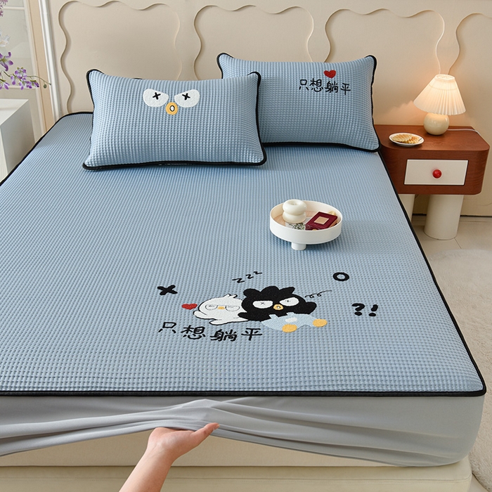 91家纺网 家纺一手货源 找家纺 炫拼  2025新款A类凉豆豆华夫格卡通绣花床笠款三件套 躺平企鹅