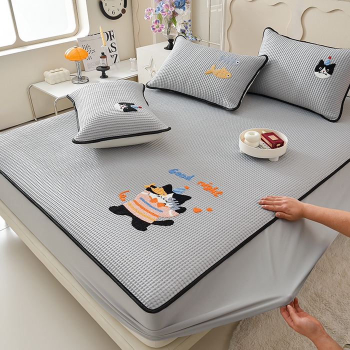 91家纺网 家纺一手货源 找家纺 炫拼  2025新款A类凉豆豆华夫格卡通绣花床笠款三件套 爱吃鱼的猫