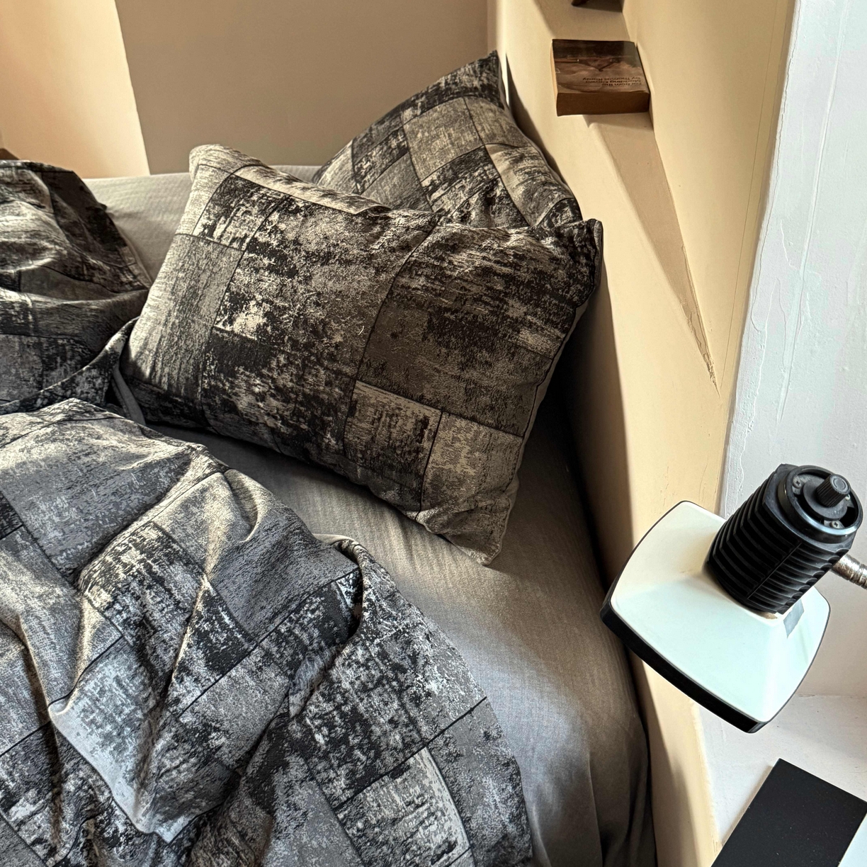 91家纺网 家纺一手货源 找家纺 云上 2025全棉色织大提花床品·侘寂空间   空间-黑灰