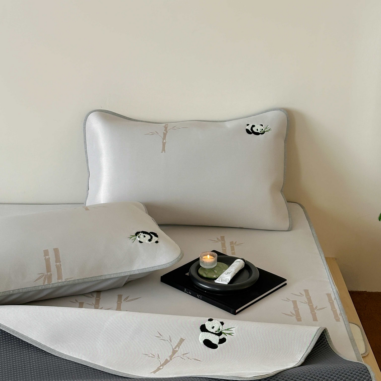 91家纺网 家纺一手货源 找家纺 2025新款抗菌防螨熊猫系列毛巾绣提花冰丝养生席-终版 熊猫高升床席