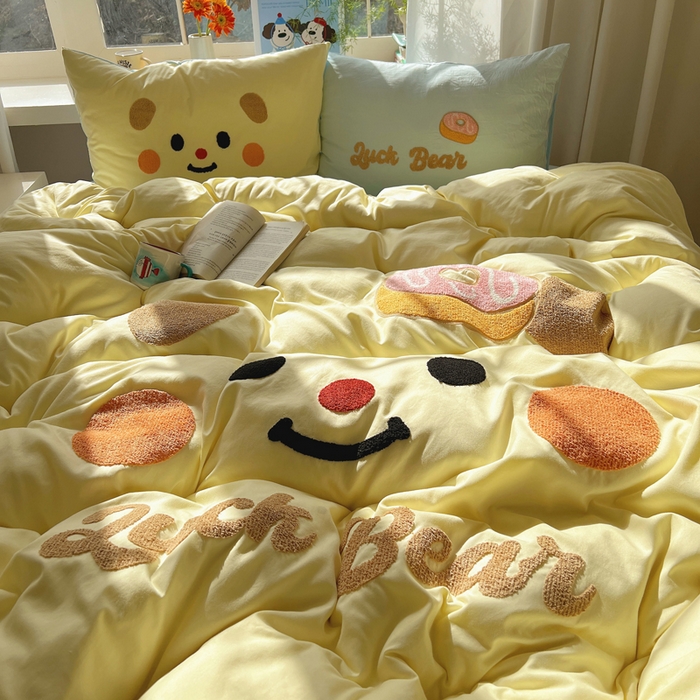 91家纺网 家纺一手货源 找家纺 顾里家纺 2025新款甜系表情包云朵棉毛巾绣四件套 幸运熊