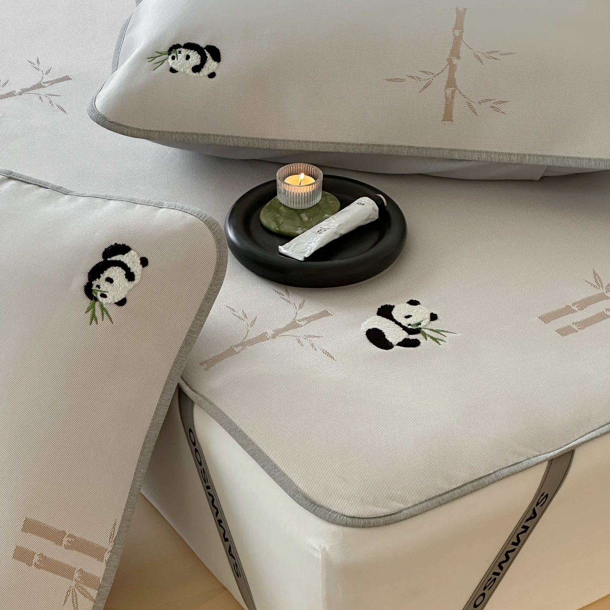 91家纺网 家纺一手货源 找家纺 2025新款抗菌防螨熊猫系列毛巾绣提花冰丝养生席-终版 熊猫高升床席