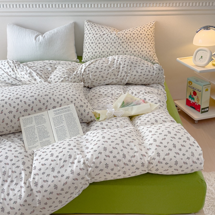 91家纺网 家纺一手货源 找家纺 伊嫚家居 新款日式新品全棉针织棉A类活性印花四件套天竺棉小碎花复古亲肤被罩床笠款套件 栀子花初恋