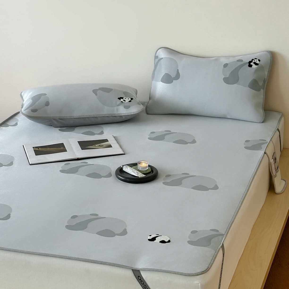 91家纺网 家纺一手货源 找家纺 2025新款抗菌防螨熊猫系列毛巾绣提花冰丝养生席-终版 熊猫躺赢 床席