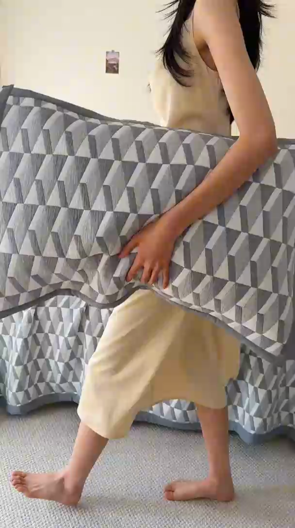 91家纺网 家纺一手货源 找家纺 棠薇家纺  2025新款北欧风盖毯毛巾被 菱格灰