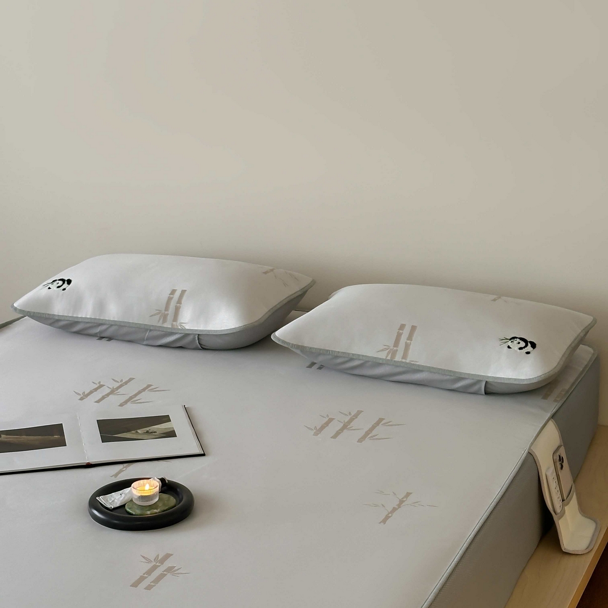 91家纺网 家纺一手货源 找家纺 2025新款抗菌防螨熊猫系列毛巾绣提花冰丝养生席-终版 熊猫高升 床笠