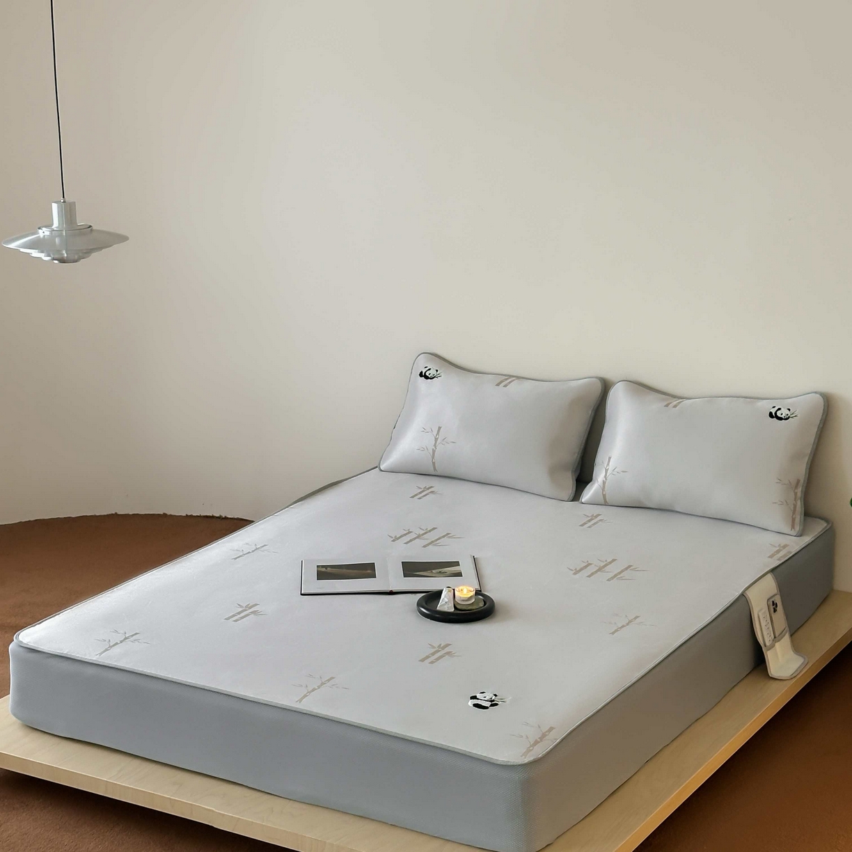 91家纺网 家纺一手货源 找家纺 2025新款抗菌防螨熊猫系列毛巾绣提花冰丝养生席-终版 熊猫高升 床笠