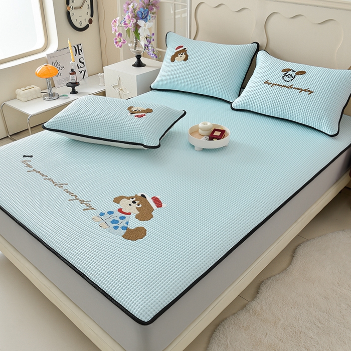 91家纺网 家纺一手货源 找家纺 炫拼  2025新款A类凉豆豆华夫格卡通绣花床笠款三件套 最奶的狗