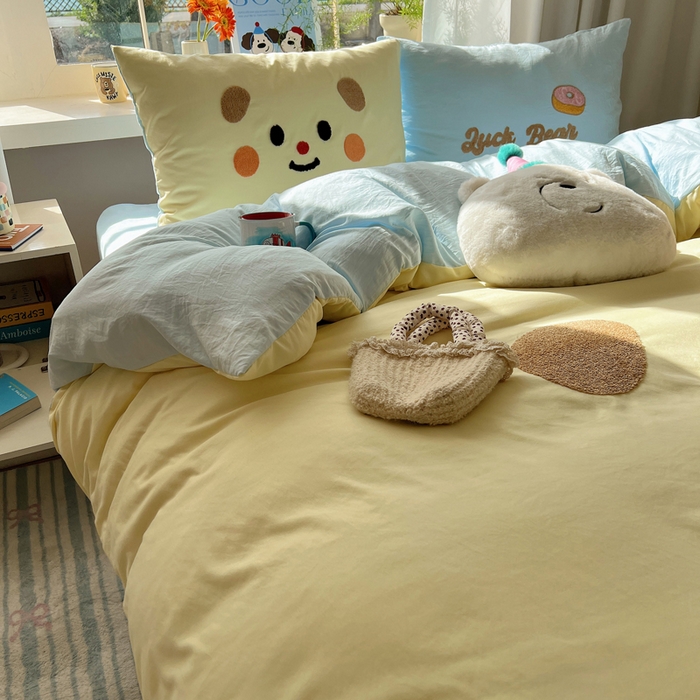 91家纺网 家纺一手货源 找家纺 顾里家纺 2025新款甜系表情包云朵棉毛巾绣四件套 幸运熊