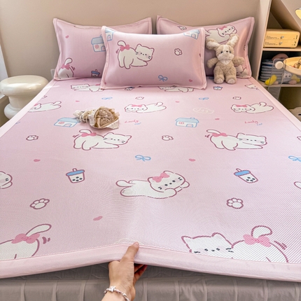 91家纺网 家纺一手货源 找家纺 典曼家纺 2025新款600D数码印花冰藤席席子凉席-床席款 奶茶猫咪