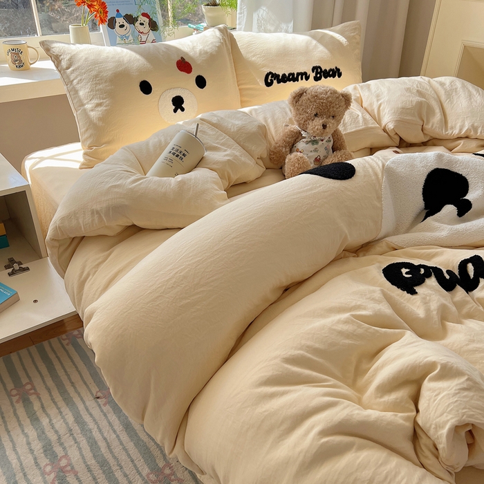 91家纺网 家纺一手货源 找家纺 顾里家纺 2025新款甜系表情包云朵棉毛巾绣四件套 梦想熊