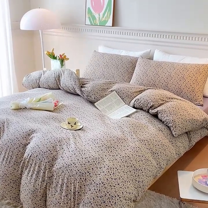 91家纺网 家纺一手货源 找家纺 伊嫚家居 新款日式新品全棉针织棉A类活性印花四件套天竺棉小碎花复古亲肤被罩床笠款套件 紫黛花语