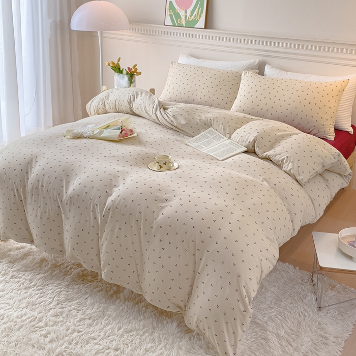 91家纺网 家纺一手货源 找家纺 伊嫚家居 新款日式新品全棉针织棉A类活性印花四件套天竺棉小碎花复古亲肤被罩床笠款套件 恋恋小樱桃