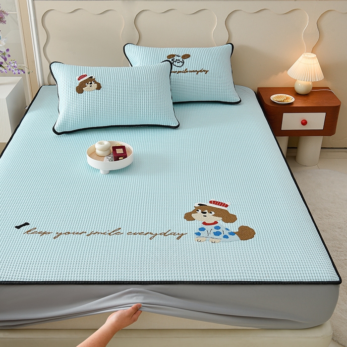 91家纺网 家纺一手货源 找家纺 炫拼  2025新款A类凉豆豆华夫格卡通绣花床笠款三件套 最奶的狗