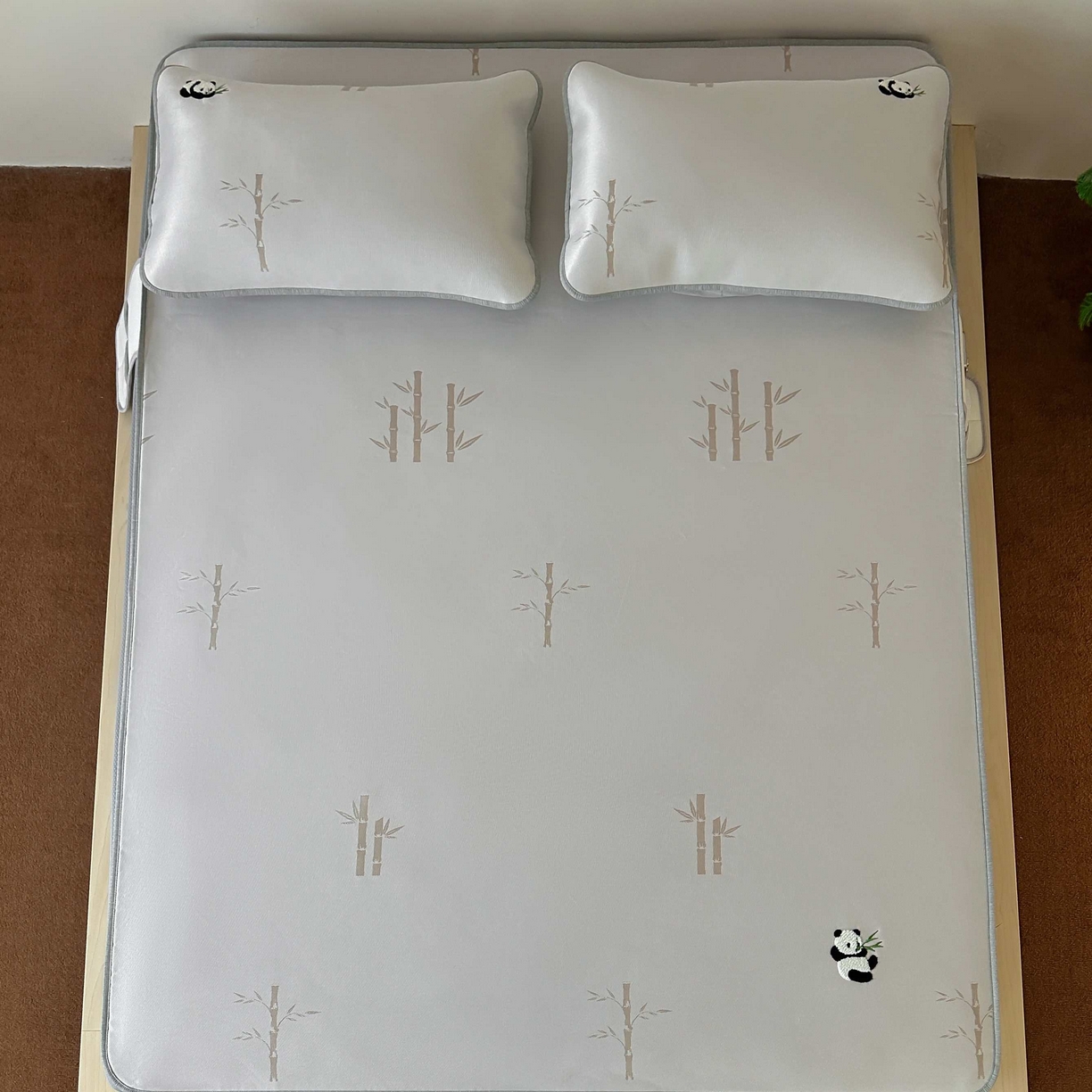 91家纺网 家纺一手货源 找家纺 2025新款抗菌防螨熊猫系列毛巾绣提花冰丝养生席-终版 熊猫高升 床笠