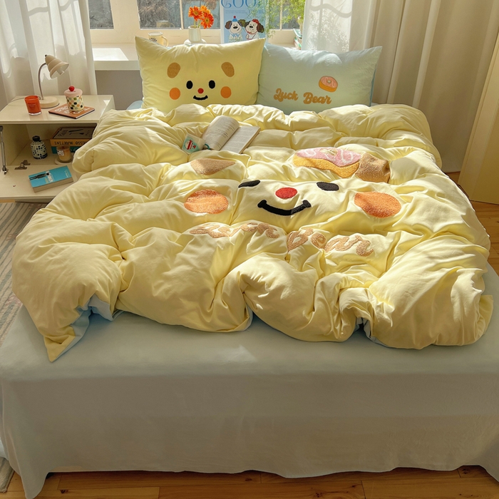 91家纺网 家纺一手货源 找家纺 顾里家纺 2025新款甜系表情包云朵棉毛巾绣四件套 幸运熊