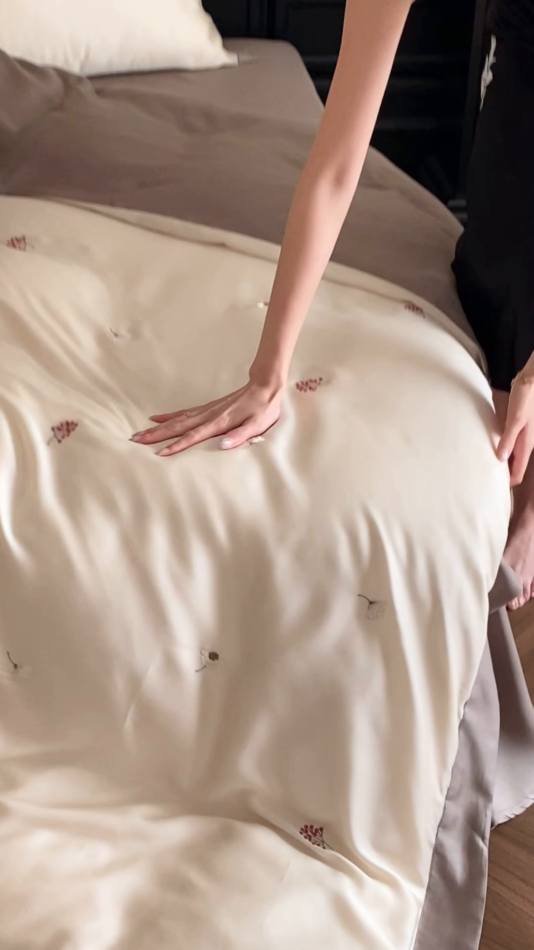 91家纺网 家纺一手货源 找家纺 时亿 2025新款80支兰精天丝四件套-花涧梦 花涧梦-天丝咖